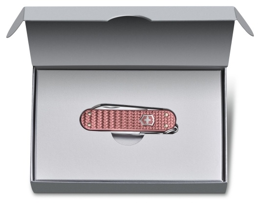 Нож перочинный Victorinox Classic Precious Alox (0.6221.405G) 58мм 5функц. розовый подар.коробка	 фото 2